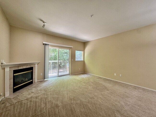 Building Photo - Secluded Renton Townhome