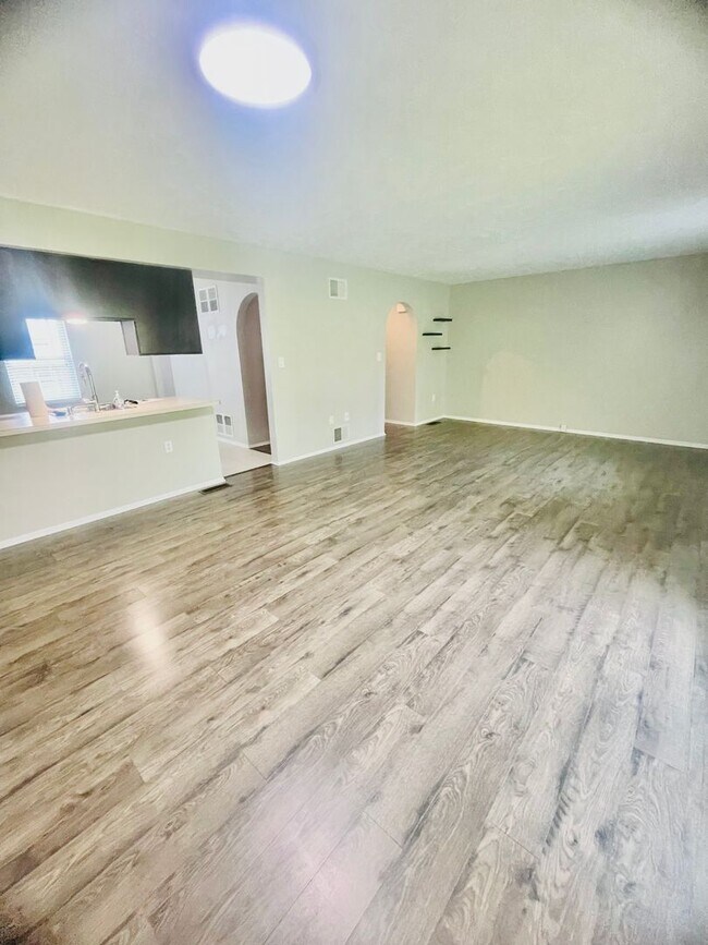 Building Photo - 3-Bedroom 2.5 bath Townhome in Imperial – Style, Space & Sophistication