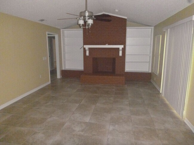 Building Photo - 301 Bloomingfield Dr