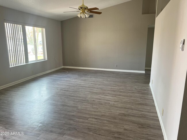 Building Photo - 543 W Pampa Ave