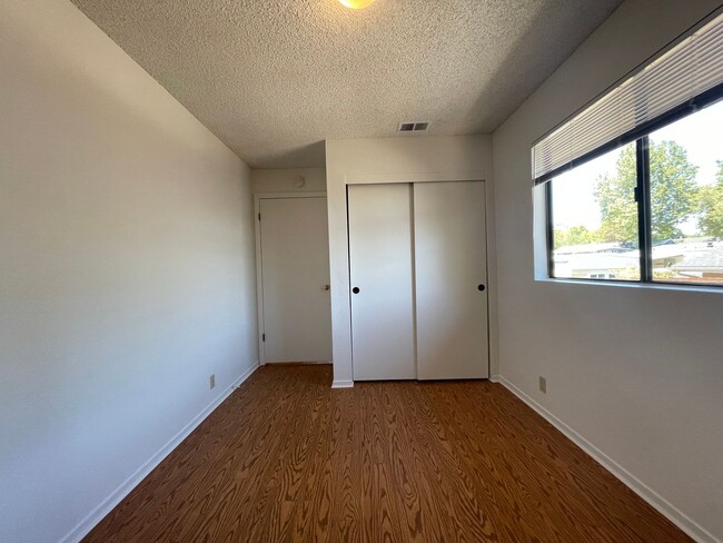 Building Photo - Upstairs 2 Bedroom 1 Bath Apartment in Ata...