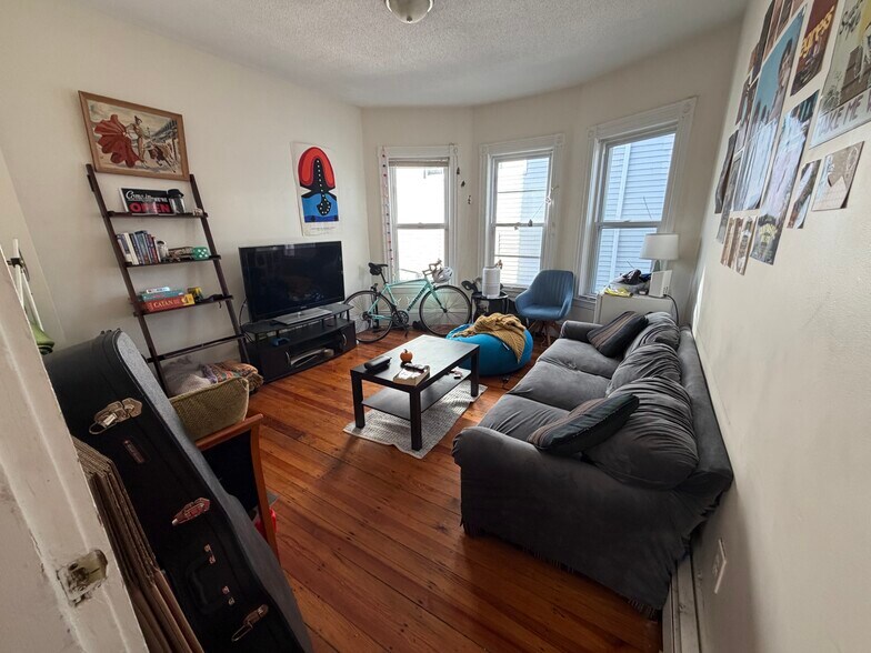 Building Photo - 68 Winchester St