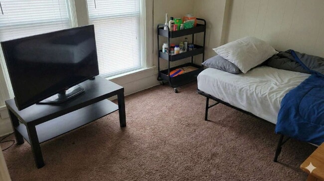 Building Photo - 2 bedroom 1 bath - available for June 1st right across the street from UWEC!