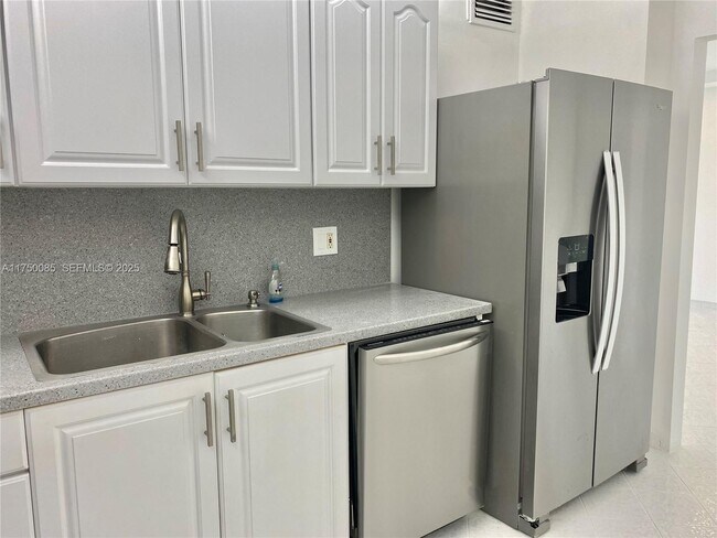 Building Photo - 400 Kings Point Dr