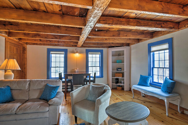 Dining Area and Book Nook - 8 Dock Sq