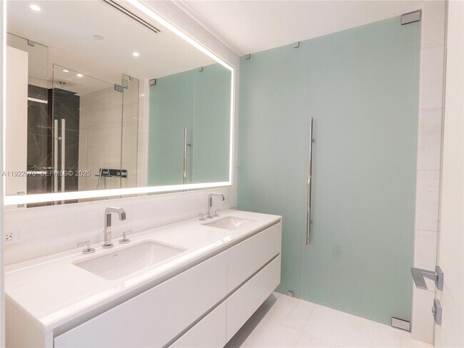 Building Photo - 300 Biscayne Blvd Way