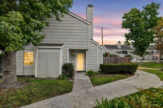 Building Photo - Spacious 3-Bedroom Townhome in Orangethorp...
