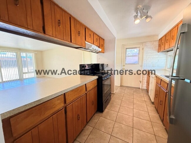 Building Photo - Eastside Three Bedroom Home