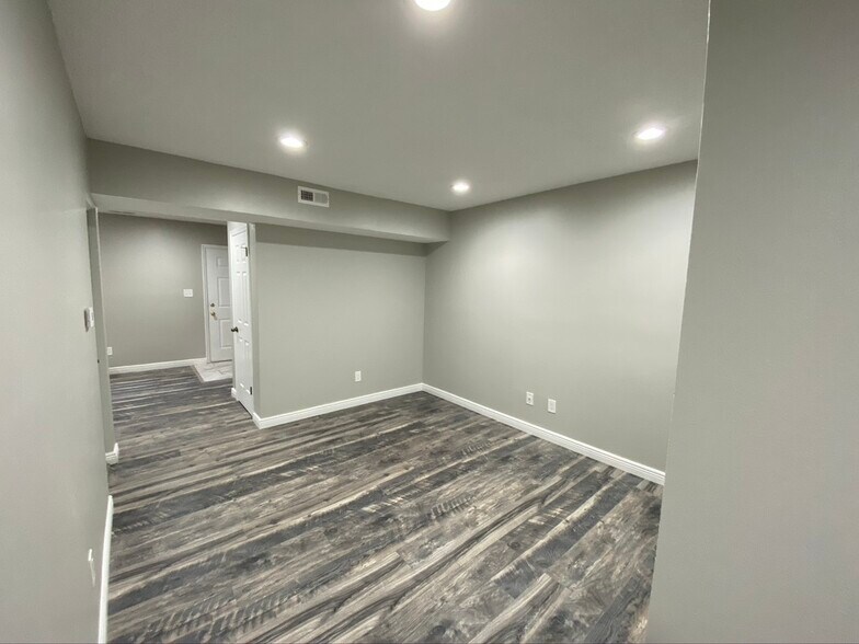 Building Photo - 9057 W Swan Cir