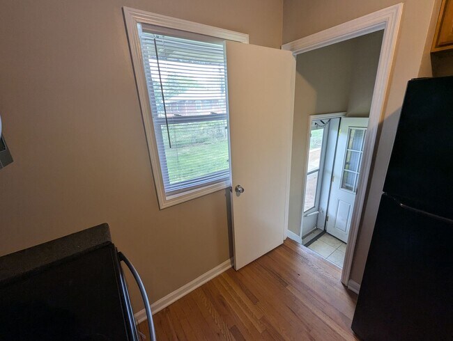 Building Photo - Your Perfect Home Awaits — Cozy, Updated, ...