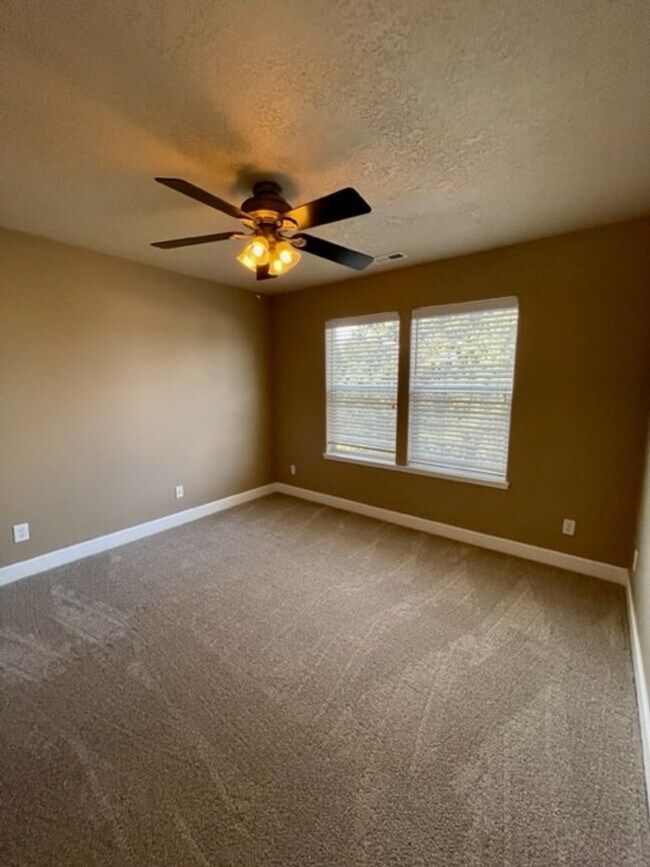 Building Photo - Gorgeous 3 bedroom spacious home in NE Ben...
