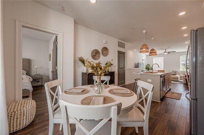 Building Photo - 515 Burton Dr