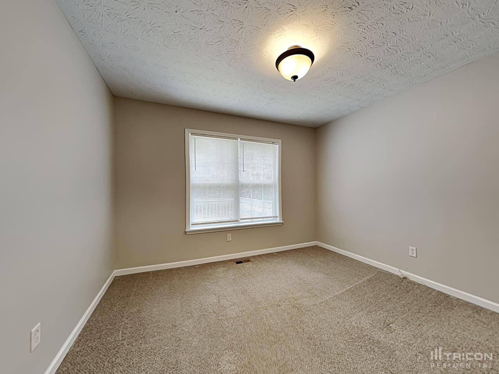 Building Photo - 205 N Willow Ct