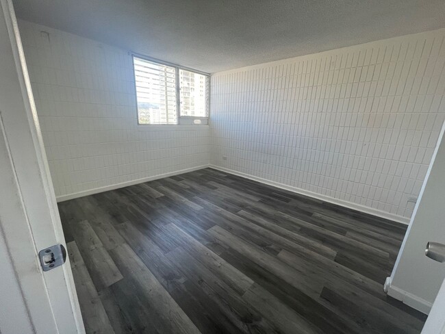 Building Photo - Upgraded 3 bedroom 2 Bath w/ 1 parking! La...