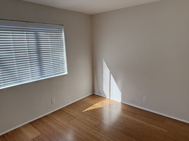 Building Photo - 900 Cambridge Dr