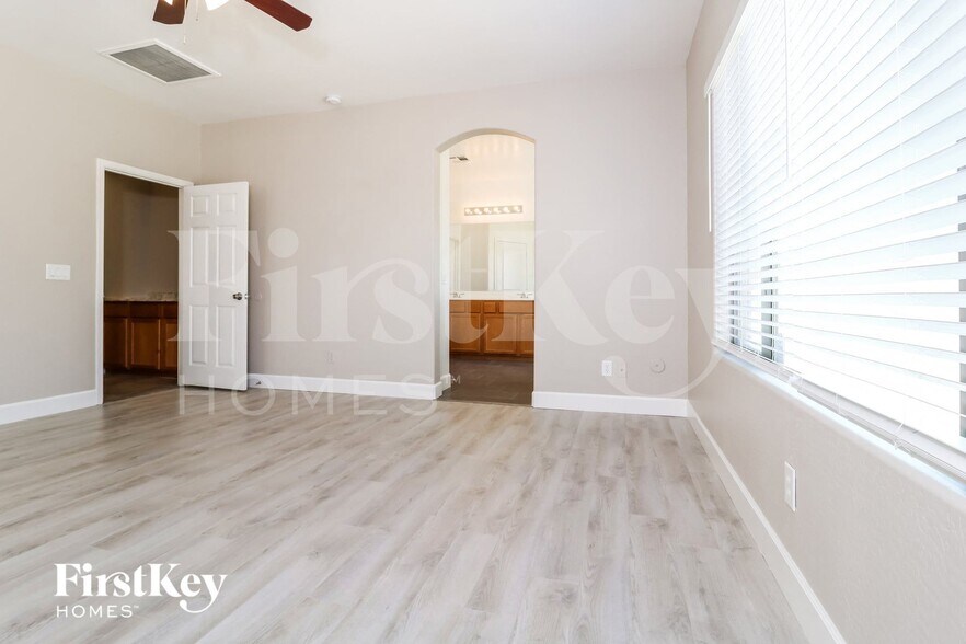 Building Photo - 1127 S 220th Dr