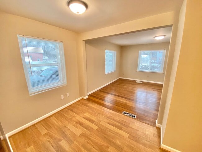 Building Photo - Newly Renovated 2 Bedroom Home in South Burlington