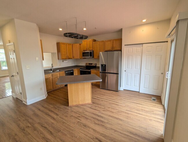 Building Photo - Renovated Townhouse in Frederick ready for...