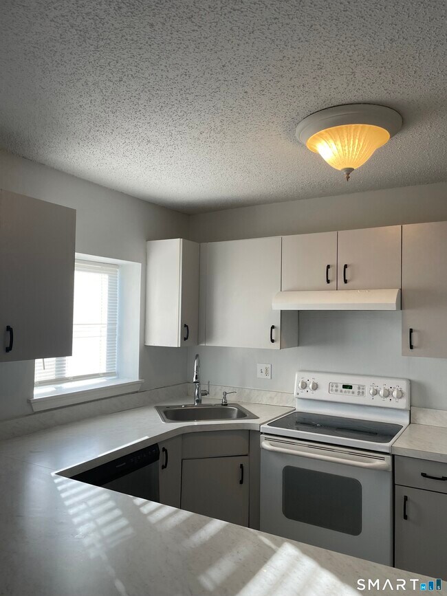 Building Photo - 925 Oronoke Rd