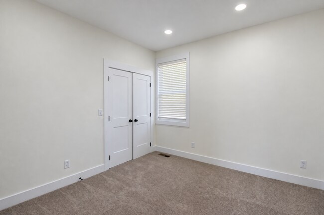 Building Photo - 1380 Belfair St