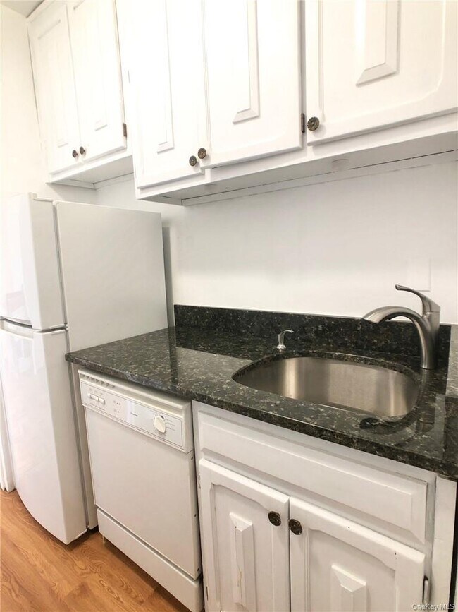 Building Photo - 10 Lake St