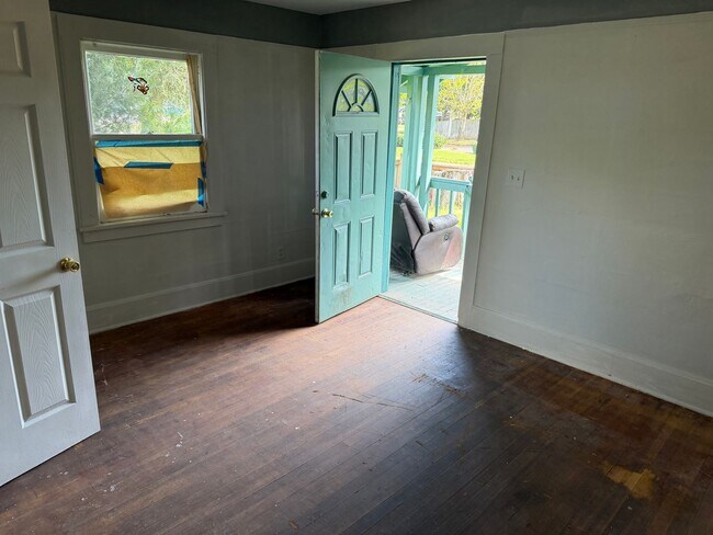 Building Photo - Great Home River Road Area