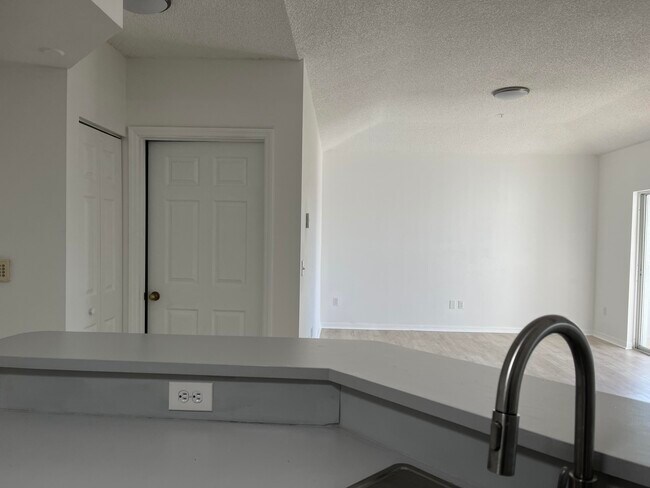 Building Photo - 5024 Lantana Rd