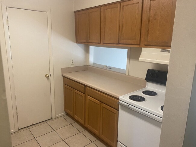 Building Photo - Gorgeous 2 Bedroom 1.5 Bathroom Condo With Stunning Flooring! AMAZING DEAL.