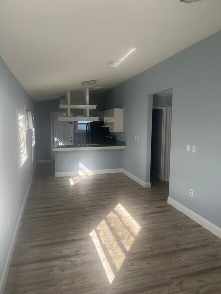 Building Photo - 412 NW 23rd Ct