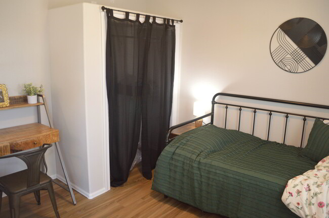 bedroom 2 with desk - 618 Hudson Bay Dr