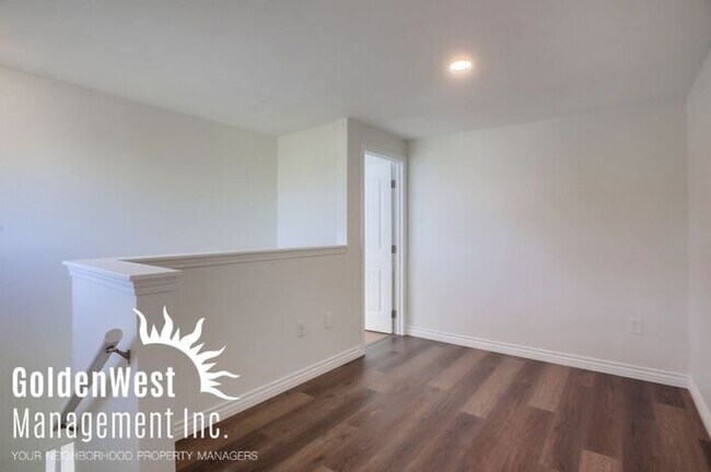 Building Photo - Newly Remodeled 5Bdm 3Ba Single-Family Hom...
