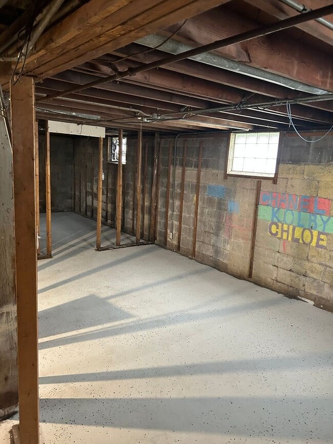 Building Photo - COZY 3 BEDROOM HOME WITH APPLIANCES