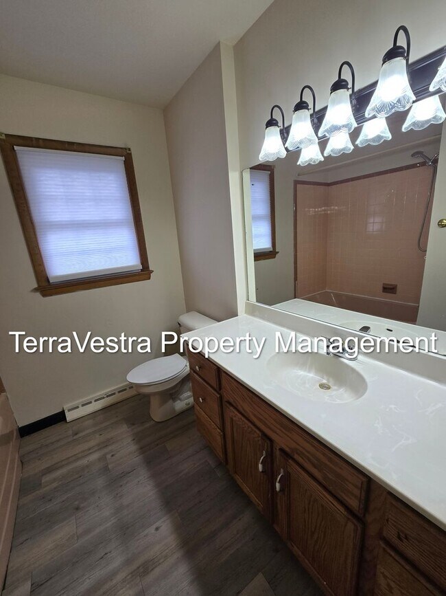 Building Photo - Available 1/2026! 6 Bedroom College Rental 2 Kitchens!!