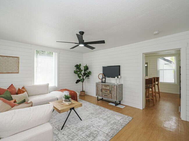 Building Photo - NEWLY REMODELED HISTORIC HOME IN DOWNTOWN PLEASANT GROVE!