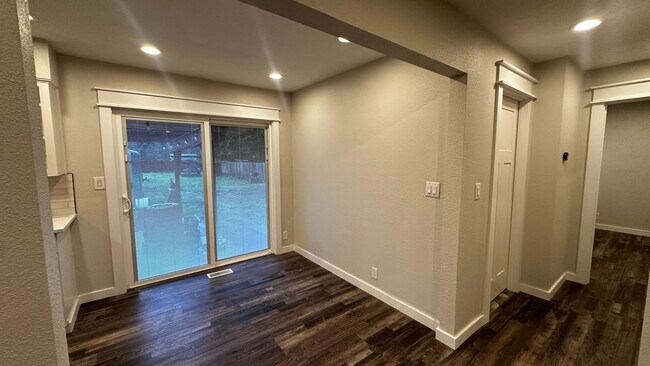 Building Photo - 340 SE 26th Ave