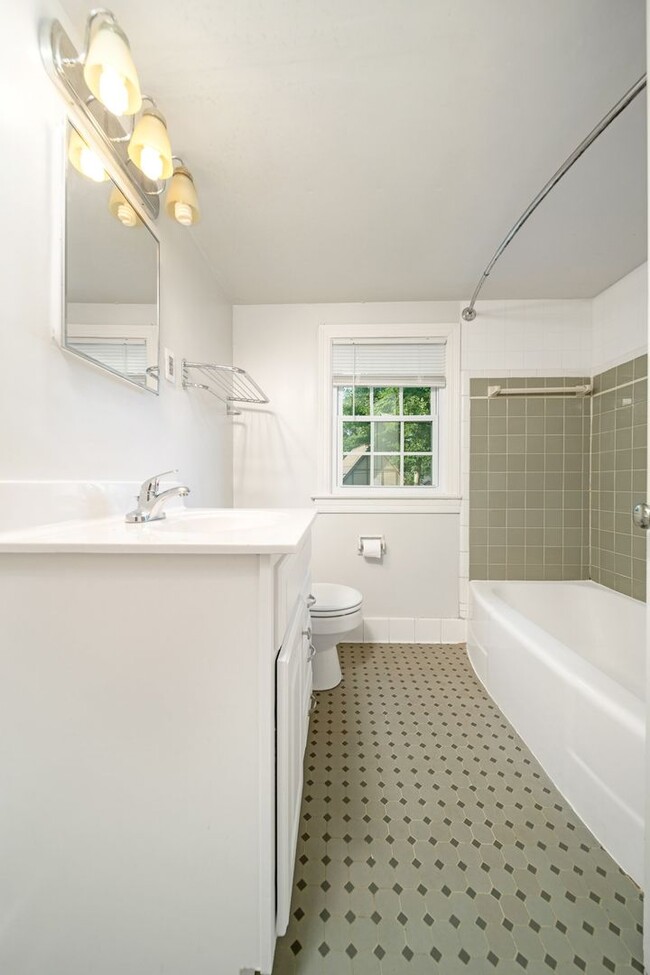 Building Photo - Charming 4BE/2BA home in the fantastic est...