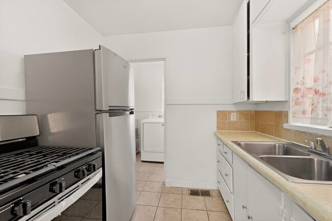 Building Photo - 116 Columbia Dr SE