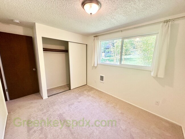 Building Photo - Awesome 2-Bedroom Condo Near Multnomah Vil...