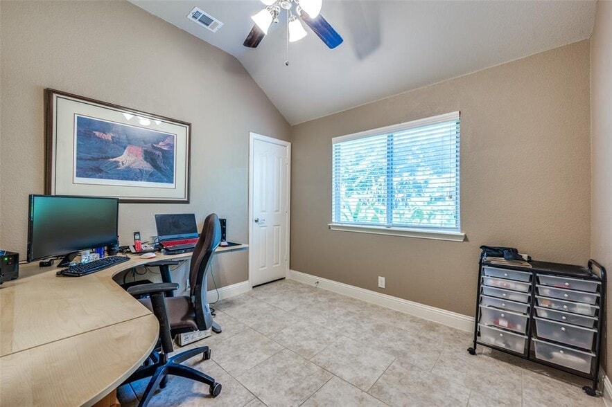 Room 2 - 928 Lighthouse Ln