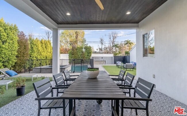 Building Photo - 19148 W Oxnard St