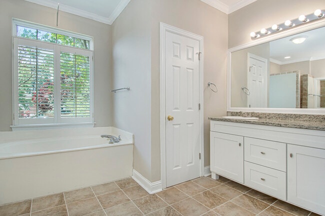 Building Photo - 4024 Oak Meadows Cove