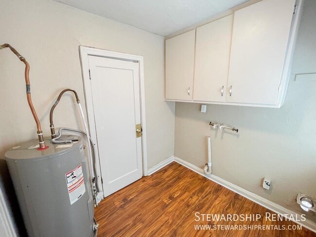 Building Photo - 1376 W 6th Ave