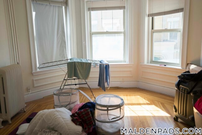 Building Photo - 90 Maple St