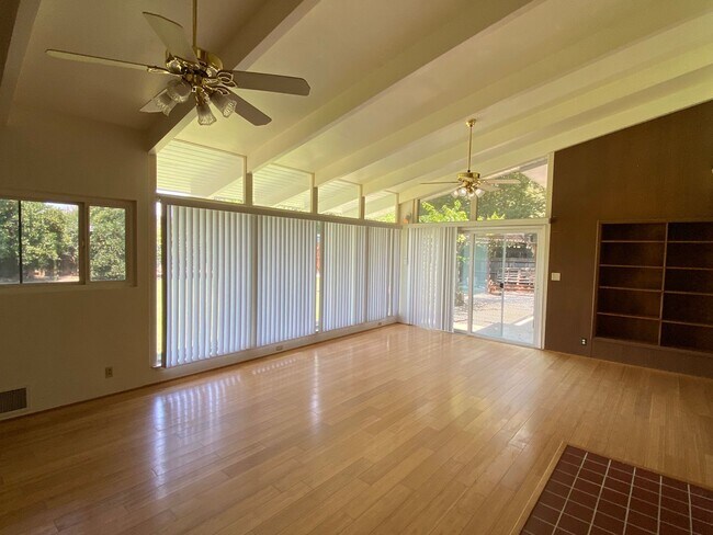 Building Photo - Spacious Visalia home in a well establishe...