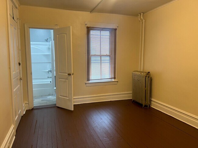 Building Photo - 833 Columbia Ave