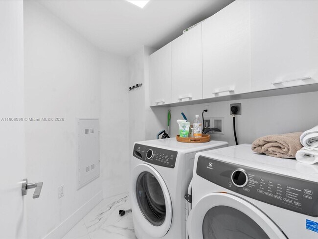 Building Photo - 300 Sunny Isles Blvd