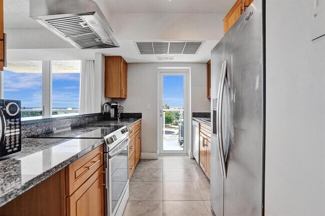 Building Photo - 2715 N Ocean Blvd