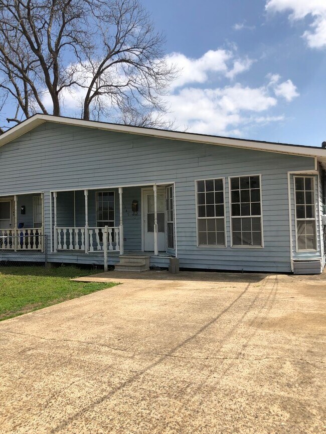 Primary Photo - Large Duplex in a quiet cul-d-sac close to...