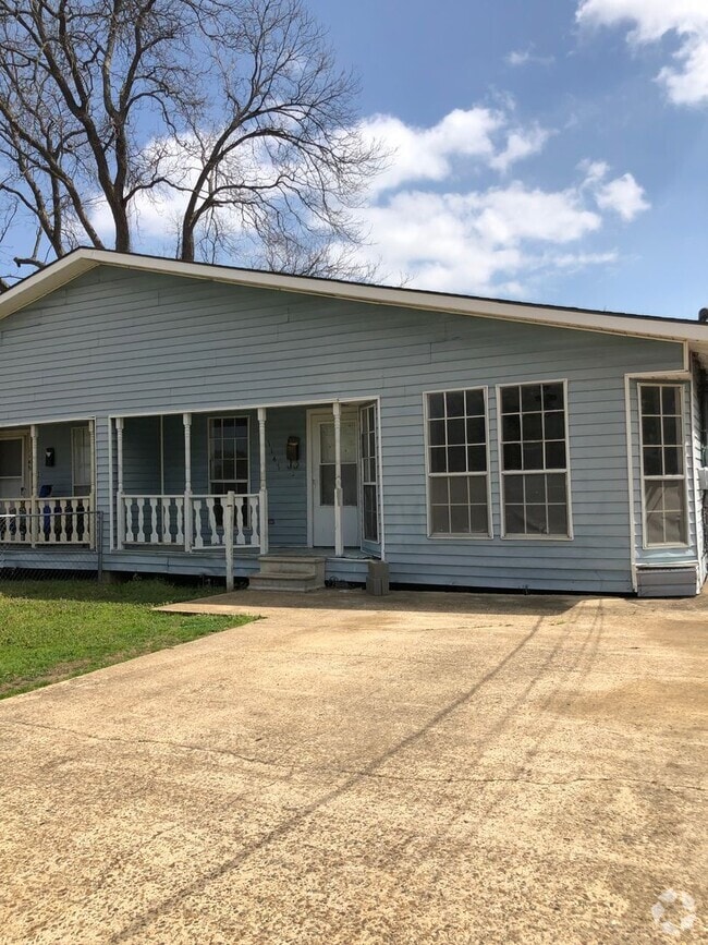 Building Photo - Large Duplex in a quiet cul-d-sac close to...