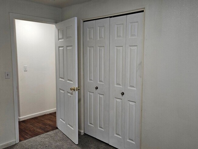 Building Photo - 3Bd/2Ba Single Story Home-Available to View!